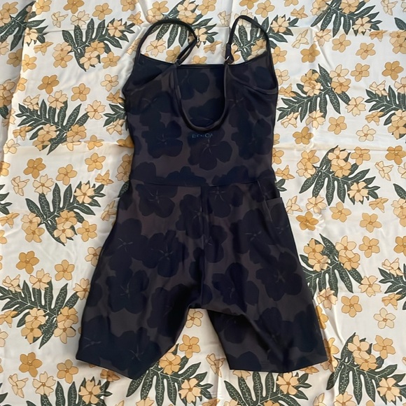 Benoa Body Floral Camo 5” Actuve Romper - Picture 2 of 3